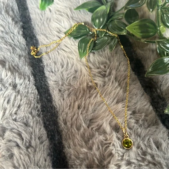 Vintage faceted peridot glass stone pendant on chain necklace - Picture 6 of 6